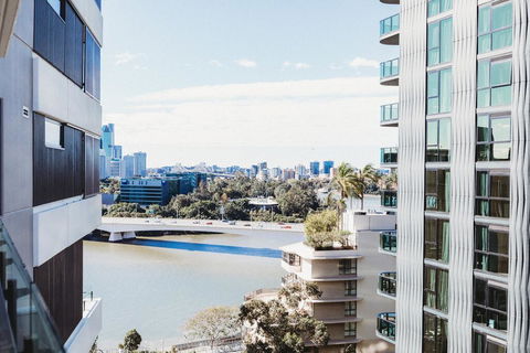 Entire Apartment-South Bank Luxe-Mater Hospital-Heated Pool-Netflix-WIFI-Gabba - Darwin Tourism 1