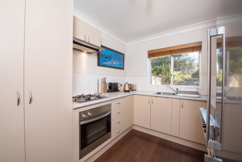 Erulisse-Spacious Townhouse With Magical Lake Views - Darwin Tourism 3