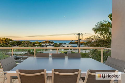 EXCLUSIVE OCEAN VIEW PENTHOUSE ON MARINE PARADE - Darwin Tourism 0