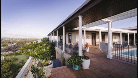 Fairway Manor Accomodation - Darwin Tourism 0