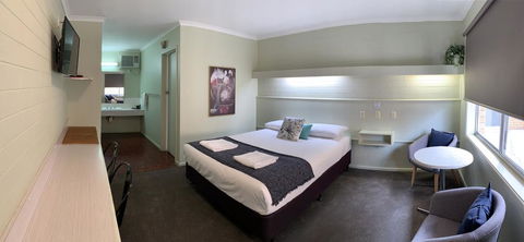 Finley Country Club Hotel Motel - Darwin Tourism 3