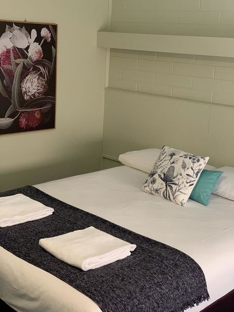 Finley Country Club Hotel Motel - Darwin Tourism 1