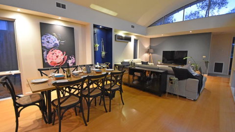 FLORENCE HOUSE Sundrenched Luxury With Pool & Deck - Darwin Tourism 3