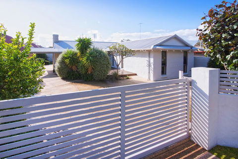 GIFFORD HOUSE - Darwin Tourism 0