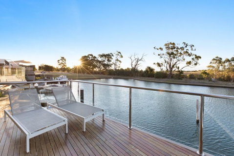 Gippsland Lakehouse A - Canal Frontage - Darwin Tourism 0