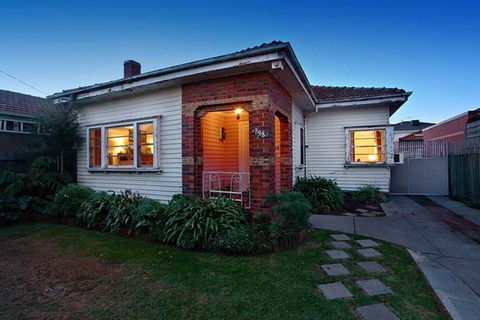 GIRLS ONLY. Large Bedroom With KING Bed, Close To Everything - Darwin Tourism 2