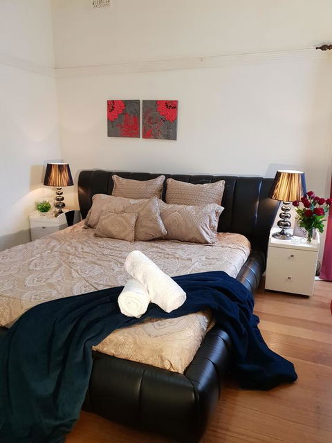 GIRLS ONLY. Large Bedroom With KING Bed, Close To Everything - Darwin Tourism 0