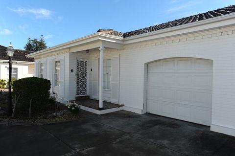 Glenelg Holiday Apartments-Colonial Square - Darwin Tourism 0