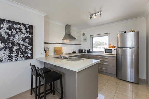 Golden Sands Beach Apartment - Darwin Tourism 3