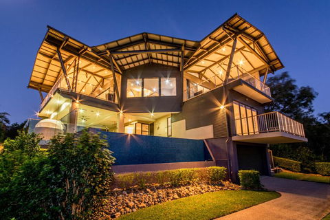 GRAND LUXURY MANSION WITH POOL, 2 BUGGIES AND FABULOUS OCEAN VIEWS - Darwin Tourism 0