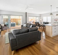 HALE KUPA Rye Beach House Spa Table Tennis