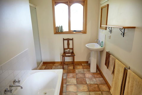 Herons Rise Vineyard Accommodation - Darwin Tourism 1