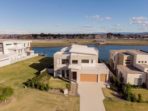 HomePlus - Luxury Living In Sanctuary Cove - Darwin Tourism 1