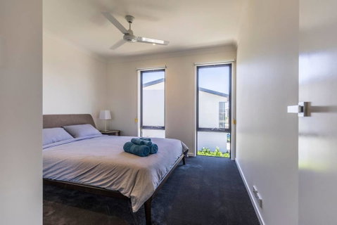 Homeplus-Escape To Modern Home In Hope Island - Darwin Tourism 3