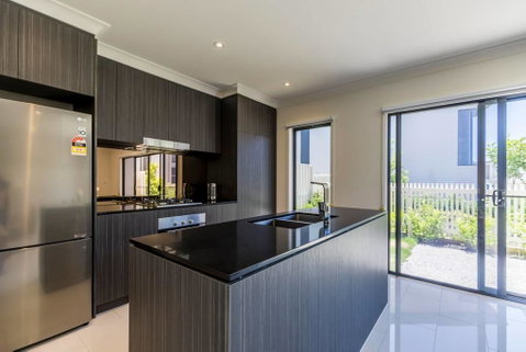 Homeplus-Escape To Modern Home In Hope Island - Darwin Tourism 1