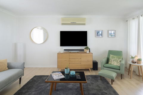 Lake Front Home - Relax & Unwind - Darwin Tourism 2