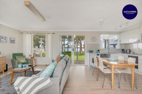 Lake Front Home - Relax & Unwind - Darwin Tourism 0