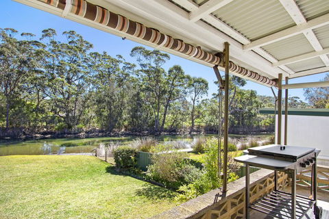 Lake Frontage Family Fun Home - Darwin Tourism 3