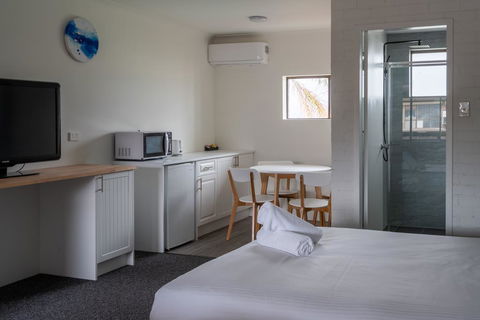 Lakeside Inn - Darwin Tourism 0