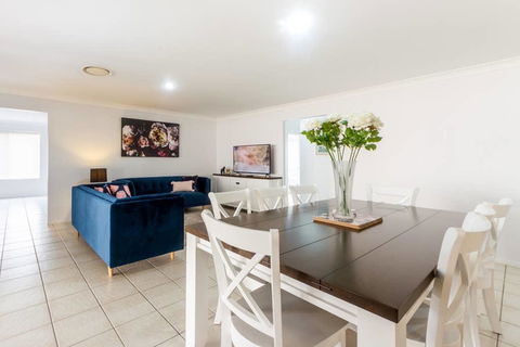 Large Executive And Family Home - Flinders View - Darwin Tourism 0
