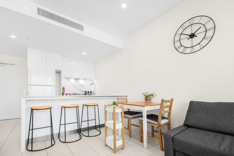 Luxe Apartment With Balcony And Pool Near Galleries - Darwin Tourism 1