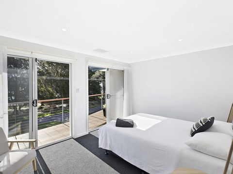 Luxurious Lake House - Darwin Tourism 2