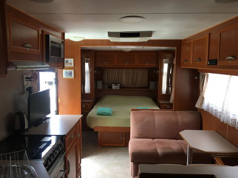 Luxury Caravan - Darwin Tourism 0