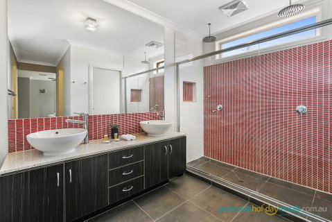 Luxury Coastal Escape - Darwin Tourism 3