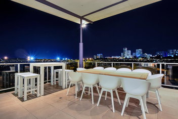 Luxury Darwin City Lights Jacuzzi Central Location Large House New Furnishings with Darwin Tourism