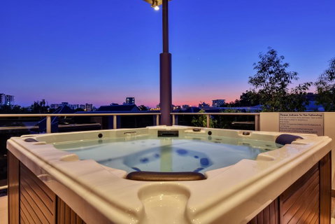 Luxury Darwin City Lights Jacuzzi Central Location Large House New Furnishings - Darwin Tourism 3