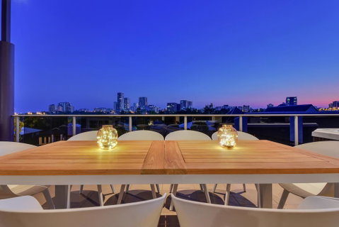 Luxury Darwin City Lights Jacuzzi Central Location Large House New Furnishings - Darwin Tourism 1