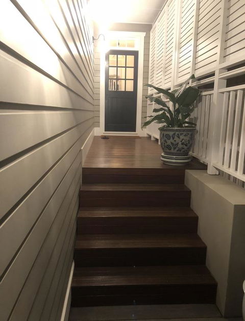Luxury Hamptons Beachside Home In Dicky Beach - Darwin Tourism 3