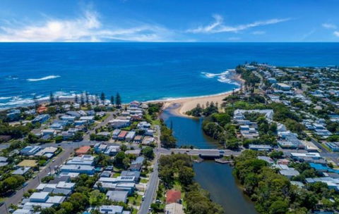 Luxury Hamptons Beachside Home In Dicky Beach - Darwin Tourism 0