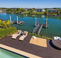 Luxury suite  private living room on waterfront in Hope Island - Darwin Tourism