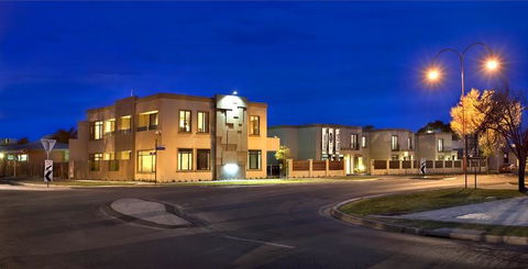 May Park Executive Apartments - Darwin Tourism 0