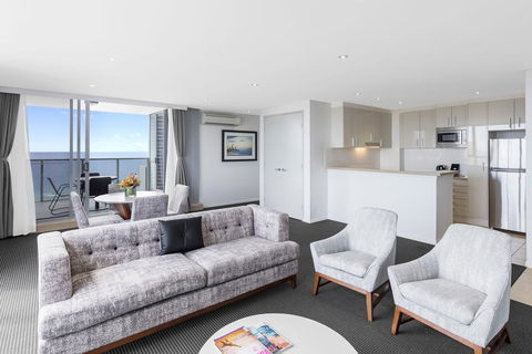 Meriton Suites Broadbeach - Darwin Tourism 3