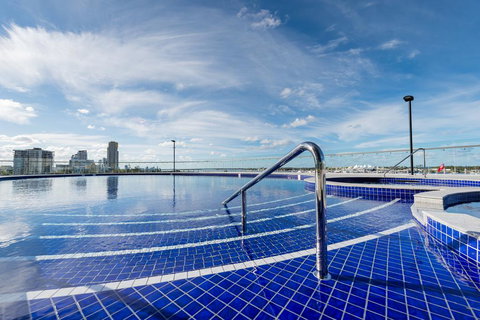Meriton Suites Southport - Darwin Tourism 2