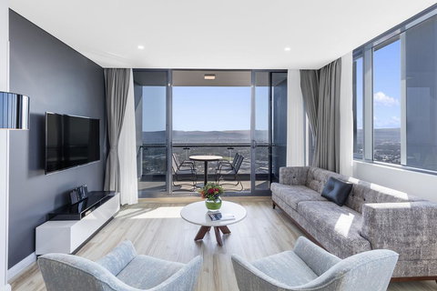 Meriton Suites Southport - Darwin Tourism 0