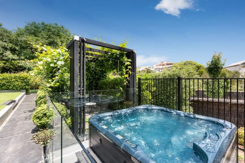 Mills Beach Retreat Luxury Family Retreat With Hydrotherapy Spa, Opposite Beach, Walk To Village - Darwin Tourism 3
