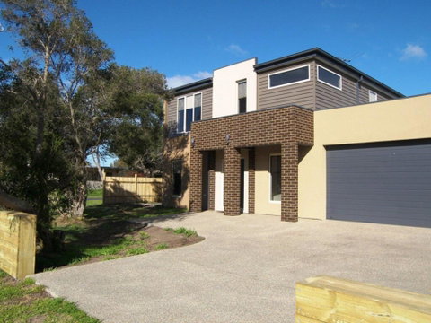 Modern Beachside 5 Bedrooms - Darwin Tourism 0