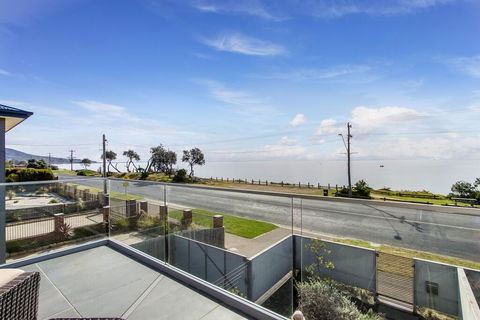 Nautilus 1 Luxury Retreat - Modern Beachfront Townhouse, WiFi, Water Views - Darwin Tourism 1