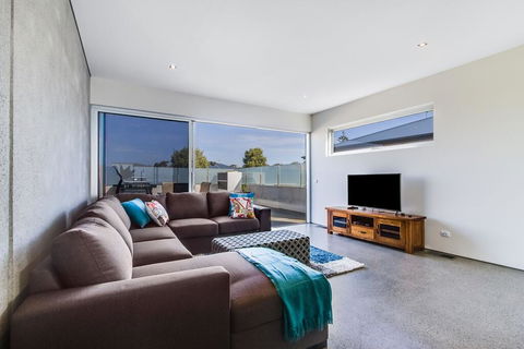Nautilus 1 Luxury Retreat - Modern Beachfront Townhouse, WiFi, Water Views - Darwin Tourism 2