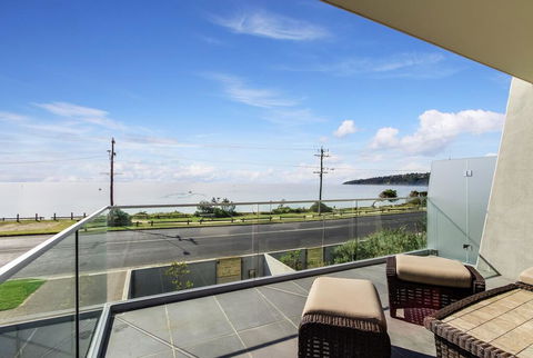 Nautilus 1 Luxury Retreat - Modern Beachfront Townhouse, WiFi, Water Views - Darwin Tourism 0
