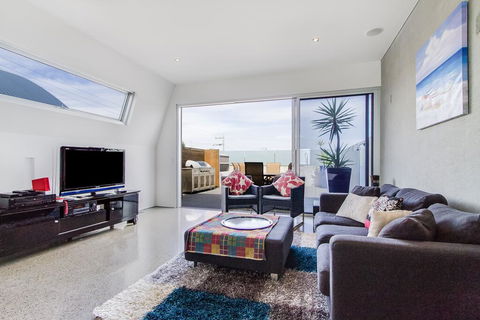 Nautilus 2 Luxury Retreat - Modern Beachfront Townhouse, WiFi, Water Views - Darwin Tourism 3