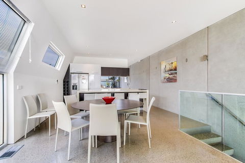 Nautilus 2 Luxury Retreat - Modern Beachfront Townhouse, WiFi, Water Views - Darwin Tourism 0