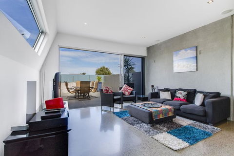Nautilus Villa Luxury Retreat, Modern, Large Double Beachfront Townhouse, Water Views - Darwin Tourism 3