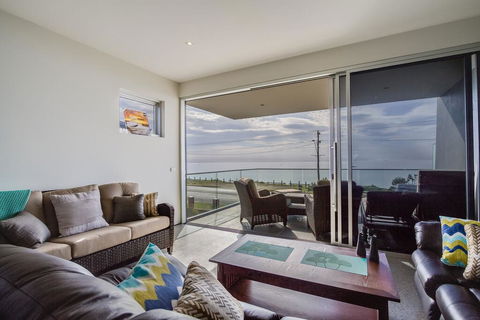Nautilus Villa Luxury Retreat, Modern, Large Double Beachfront Townhouse, Water Views - Darwin Tourism 1