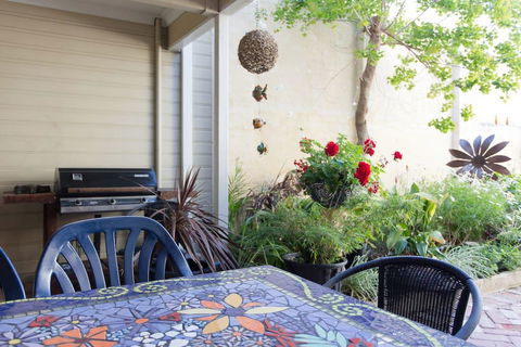 Fremantle Local Beach Studio - Darwin Tourism 9