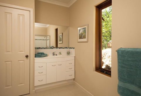 Innisfree Mountain Retreat - Darwin Tourism 7