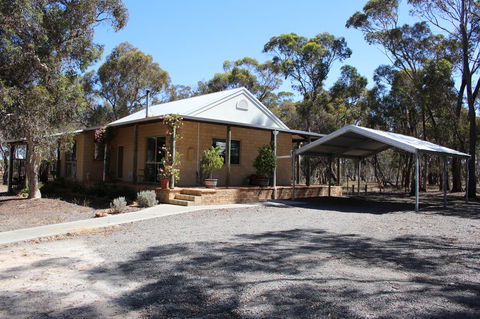 Kendenup Cottages And Lodge - Darwin Tourism 20